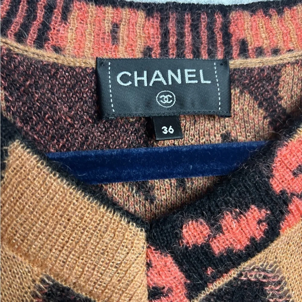 EUC CHANEL A2023 animal print Beige and Black Knit Vneck sweater size FR 36